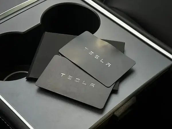 Tesla Model 3 - Imagem 2
