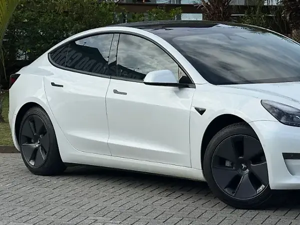 Tesla Model 3 - Imagem 13