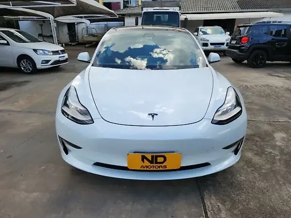 Tesla Model 3 - Imagem 1