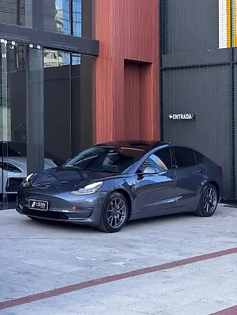Tesla Model 3 - Imagem 1