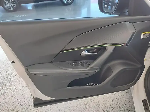 Peugeot E-2008 - Imagem 8