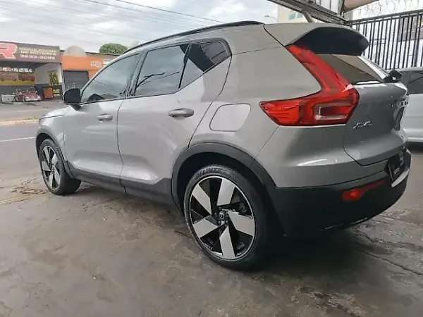 Volvo EX40 - Imagem 2