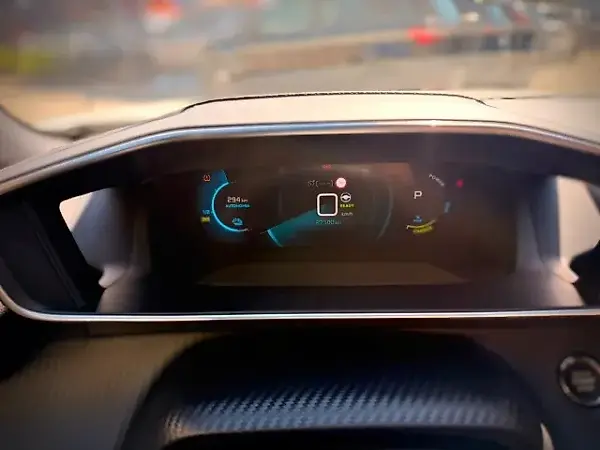 Peugeot E-2008 - Imagem 11