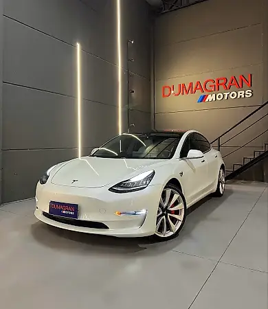 Tesla Model 3 - Imagem 1