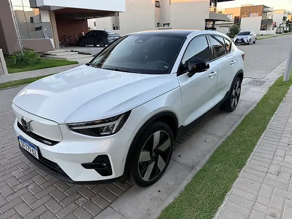 Volvo EX40 - Imagem 1