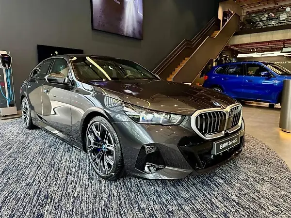 BMW 530e - Imagem 1
