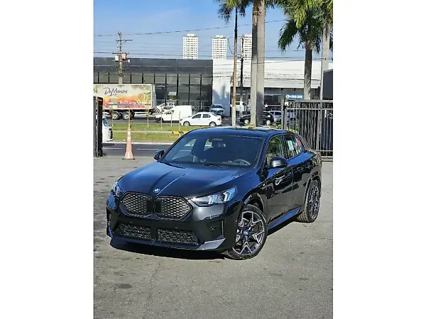 BMW IX2 - Imagem 1